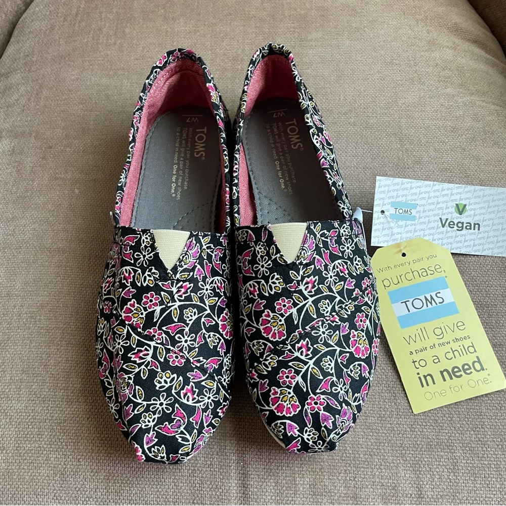 TOMS -Womens Classic Slip-On Shoes in Black Floral